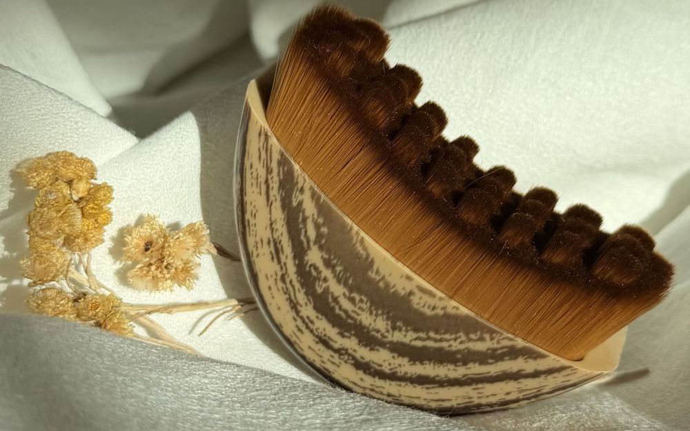Brosse visage posée sur un linge clair